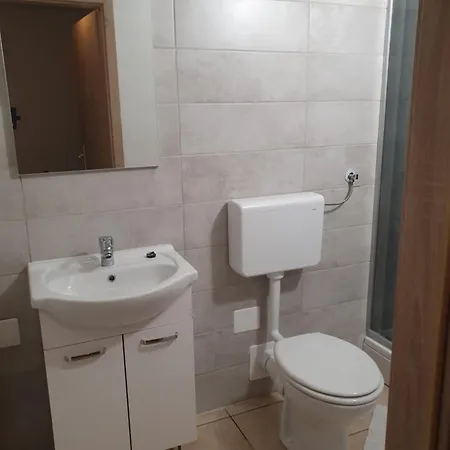 With One Room-lucia *