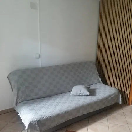 With One Room-lucia *