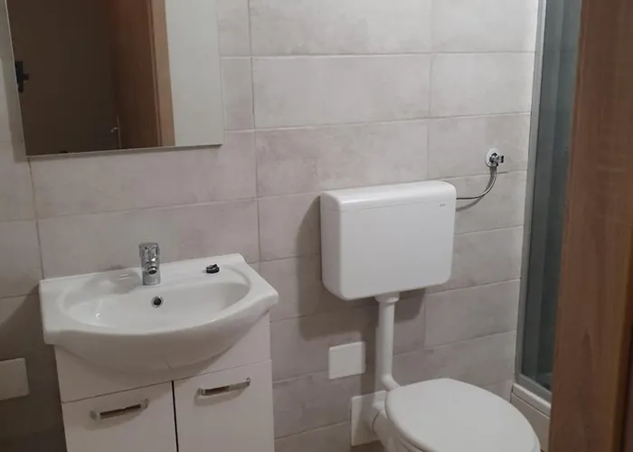 With One Room-lucia *